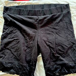 Biker shorts with lace cuffs